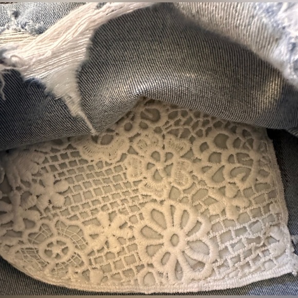 American Eagle Next Level Stretch Women’s Lt Wash Distressed Denim Shorts Size 2 - Picture 4 of 8